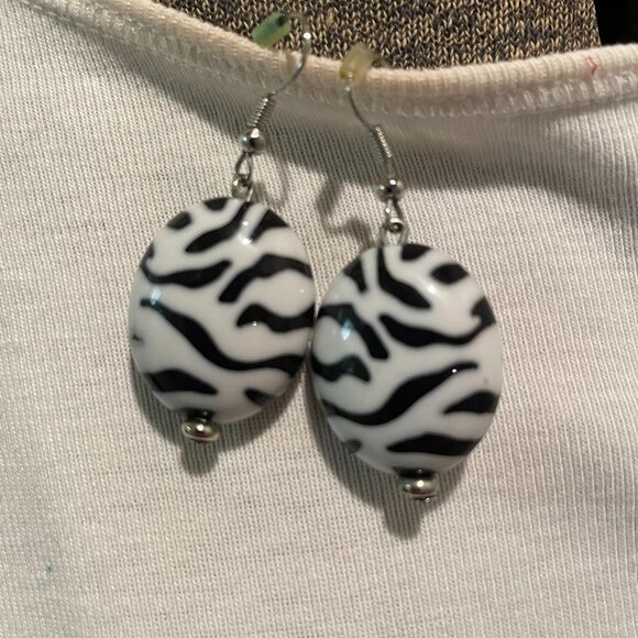 YOU & I BRAND NECKLACE, BRACELET AND EARRING SET, ZEBRA DESIGN BLACK AND WHITE. - Picture 2 of 13